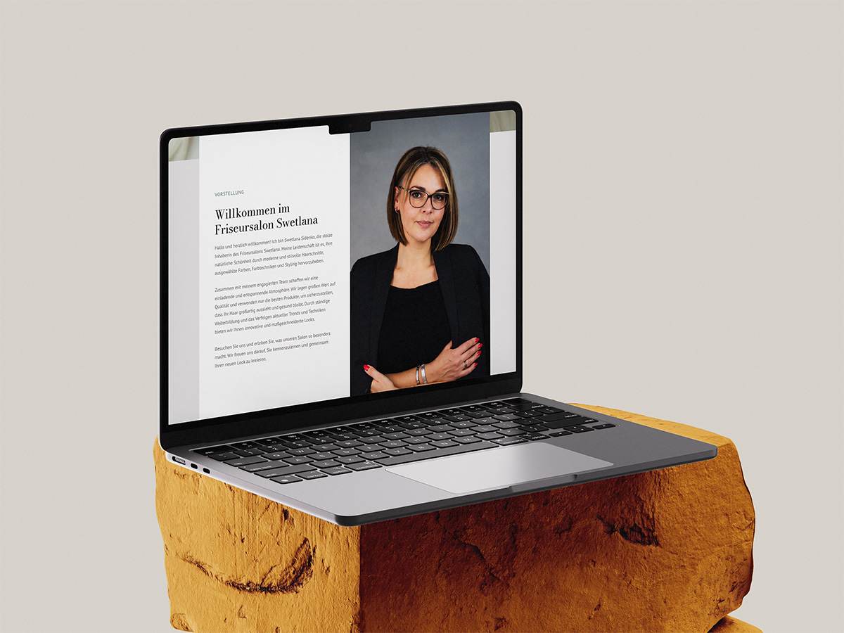 Laptop Mockup mit Friseursalon-Webseite und Porträt der Friseurin
