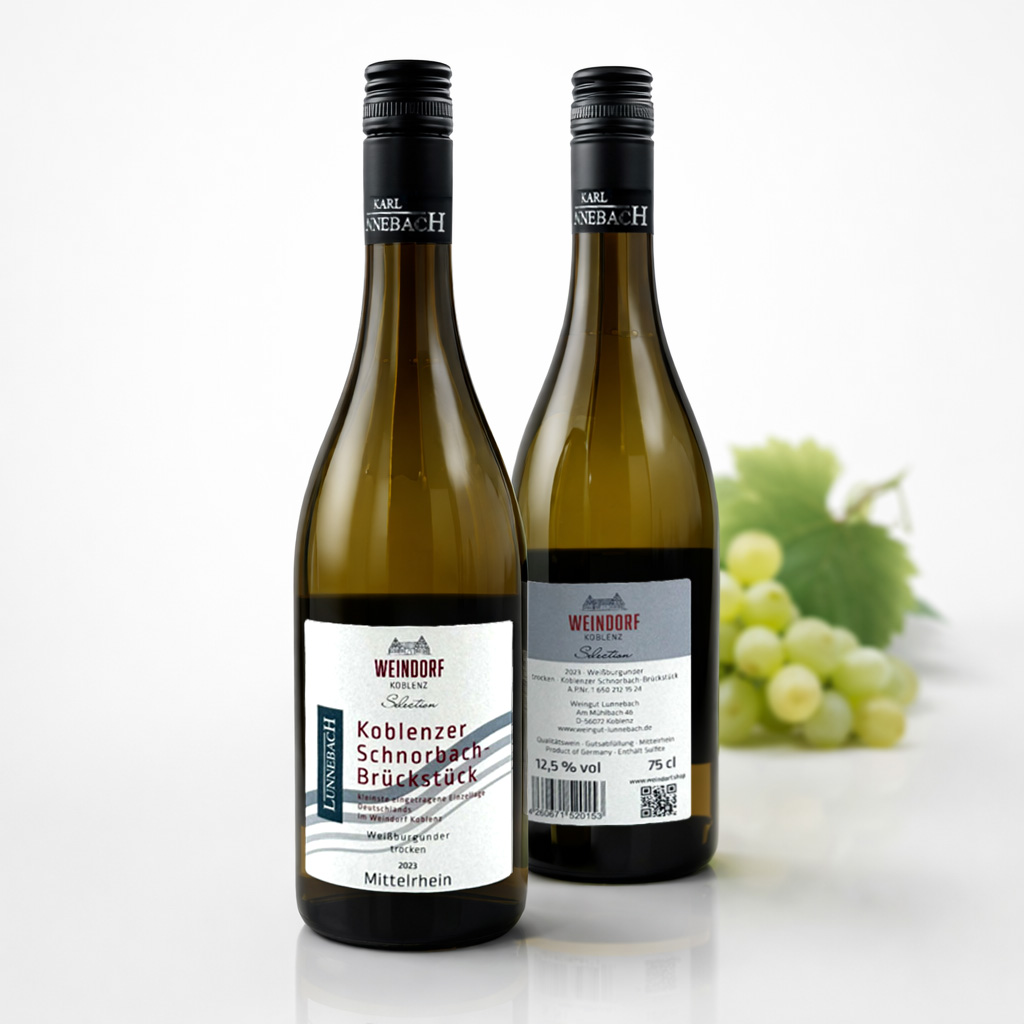 Weindorf Weißweinflaschen mit Front- und Rücketikett vor Traubenmotiv